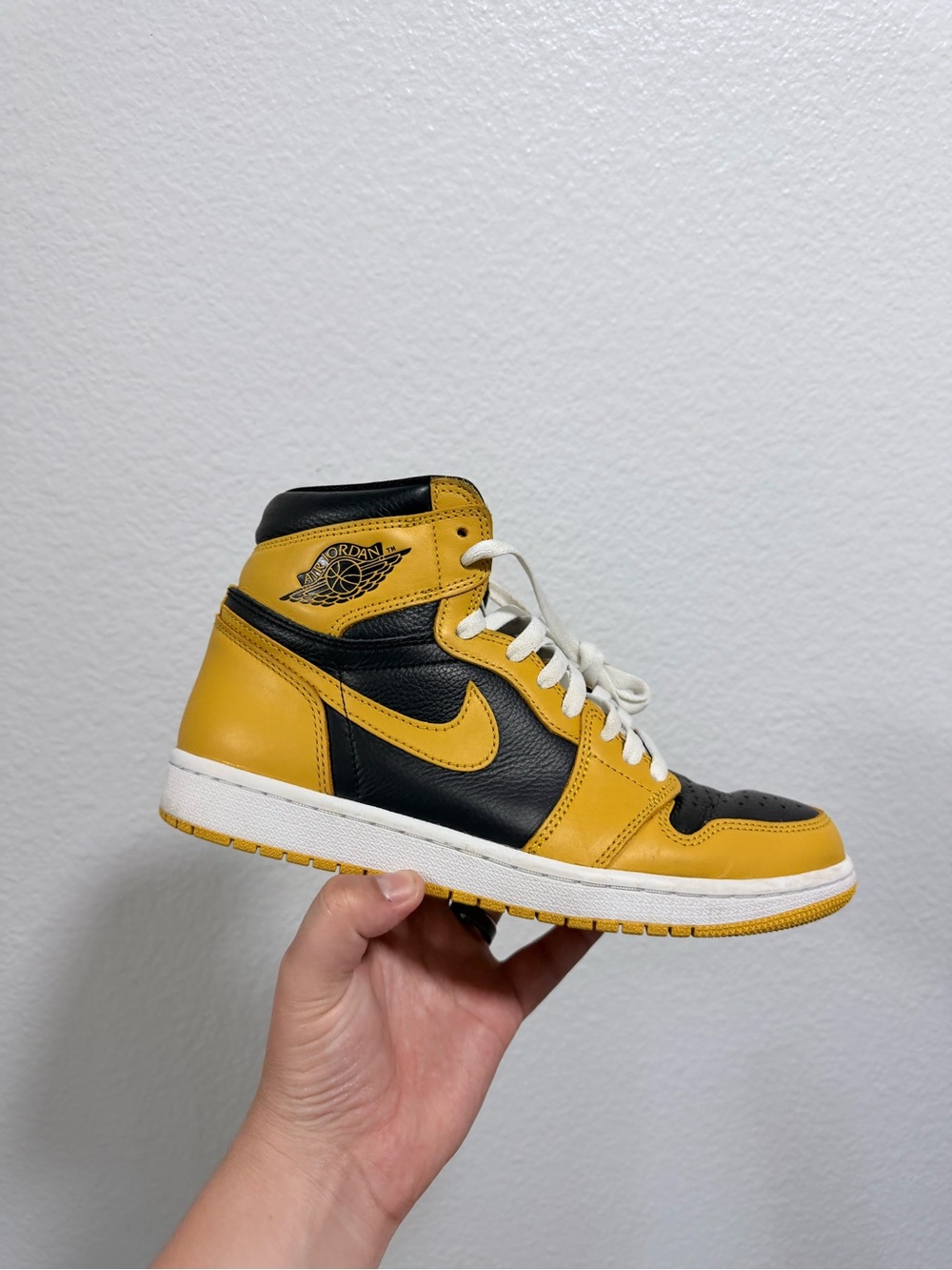 Jordan retro 1 high yellow